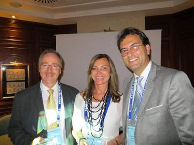 Meilenstein auf dem Weg zum Erfolg: Dr. Rau erhielt 2012 mit Prof. Höh (links) in Mailand eine Auszeichnung als Pionierin des CyPass-Mircrostent-Methode.